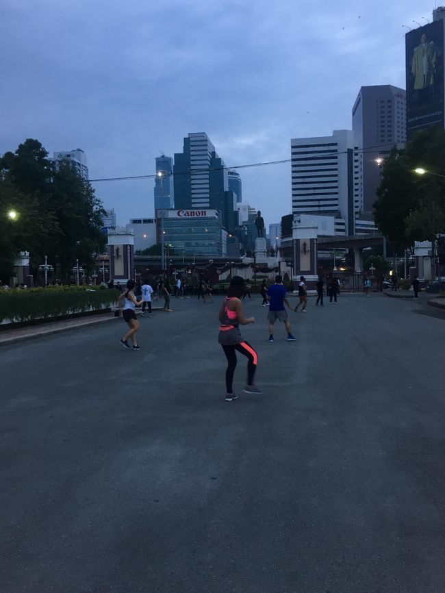 早朝のルンピニ公園でジョグ。<br />エクセサイズする人々、音楽に合わせているんだけど、その音楽がめちゃ面白い。<br /><br />しかしランナー多い。
