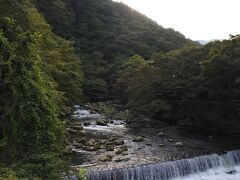 車列は大平台駅付近までビッシリとつながっていた。空いていれば10分もかからない距離だが、これだけの渋滞だと1時間以上は覚悟だろう。