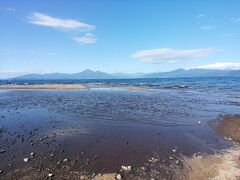 1時間ほど走ると郡山市湖南町に。
猪苗代湖と言えば野口英世の生家やガラス館なんかがある湖北側しか通ったことがなくて、以前から南側はどうなっているんだろうと気になっていた事もあり、町に入ると「青松浜（せいしょうがはま）」という表示を見つけたのでそちらに向かってみました。

国道を逸れて3ｋｍほど行った突き当りに、猪苗代湖南七浜のひとつである青松浜はありました。