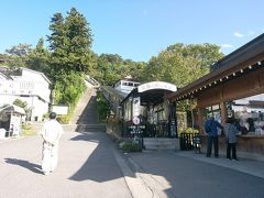 その後狭くて暗い山道を下った終点にいきなり東山温泉・御宿東鳳の入り口があってびっくりした。

まだ15時だしせっかくだから１か所くらい観光をしようということで、愛しき日々・飯を盛ったようにみえるので名づけられたという飯盛山へ。
でも山を下ったあたりの住宅街には苗字が「飯盛」さん宅が何件かあって、どういうことなのかなとも思った。代々飯盛山墓守と白虎隊墓守をしている家系らしい。