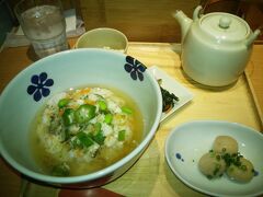 朝10時台の飛行機だったので、ずっと気になっていたお茶漬けのお店「だし茶漬け　えん」成田空港店で朝ごはん。
刻み野菜のぶぶ漬け。
ぶぶ漬けとは、京都弁でお茶漬けのこと。
出汁が本当にうまい…うますぎるっ…！！
豆腐と里芋煮の小鉢、漬け物もグッド。

あぁ…これでしばらく米とお別れ…
