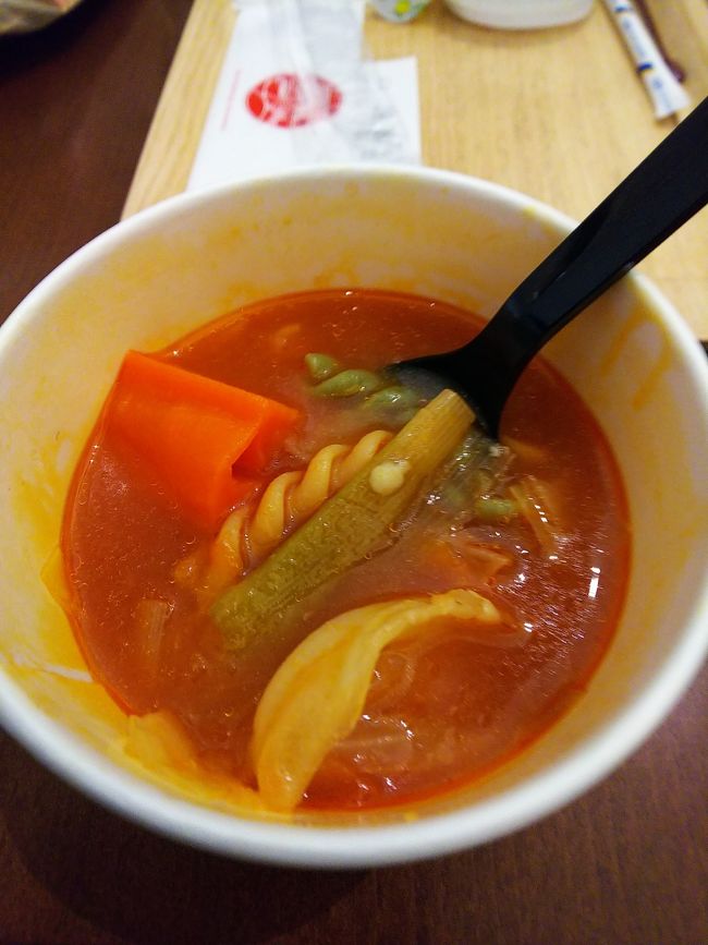 24時間営業のカフェを見つけ、私はミネストローネ。娘は紅茶をオーダー。結局、時間までそこのカフェで時間を潰しました（テーブルに突っ伏して、ほぼほぼ寝てましたが…）