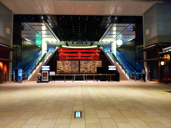 時間は深夜の1時過ぎ…　あちこちのベンチで、すでに仮眠を取っている人多数。<br />さて、どこで夜明かししましょうか？