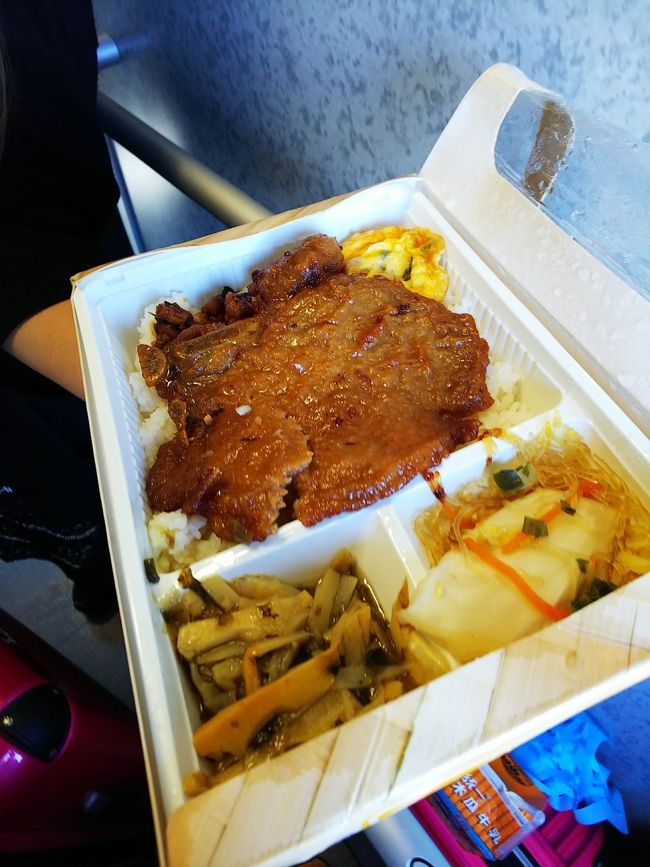 朝ごはん代わりに、乗車前に購入した排骨便當。お肉が柔らかくて美味しー！(๑´ڡ`๑)<br />一つの弁当を娘とシェアしたので、あっという間に完食です♪(^o^)