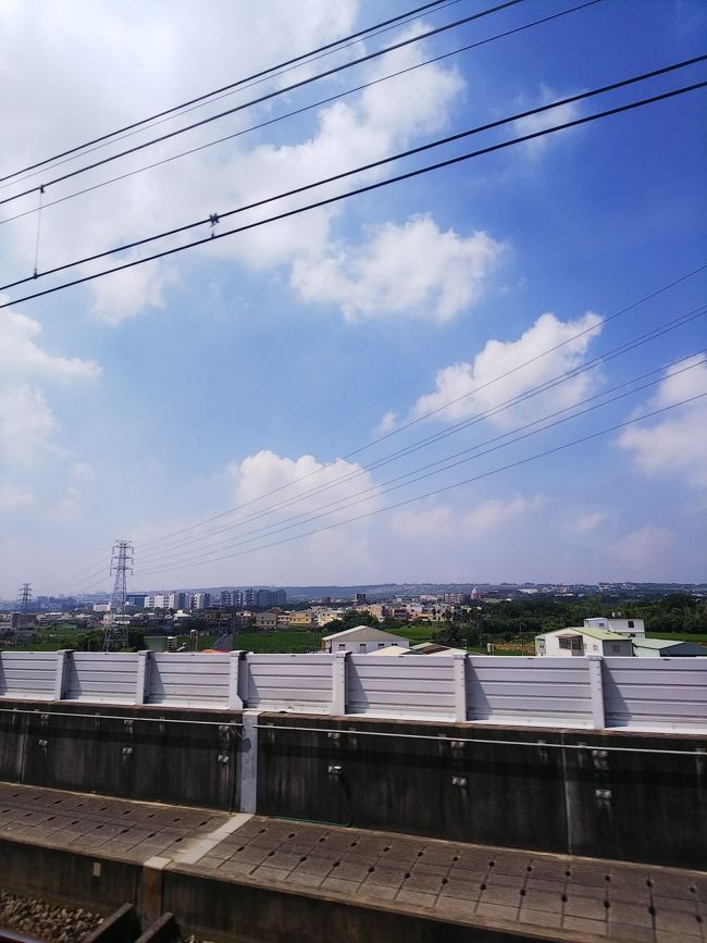 高鐵桃園站で、予約表を駅員さんに提示、高鐵3日間パスに引き換えて　台中に向かいます！((o(´∀｀)o))ﾜｸﾜｸ　手続きはとても簡単でした♪<br />ただし、乗り降りするたびに　3日間パスとパスポートを駅員さんに提示して、出入り口を開けてもらう手間があります。それでも、新幹線3日間乗り放題（空席があれば指定席も無料で取れる）で￥8200は激安！（金額はレートで変わります）高雄の往復だけで元は取れるので、オススメですよー！(^o^)丿<br />日本製の新幹線と同じ車両だけあって、乗り心地もバツグンです！