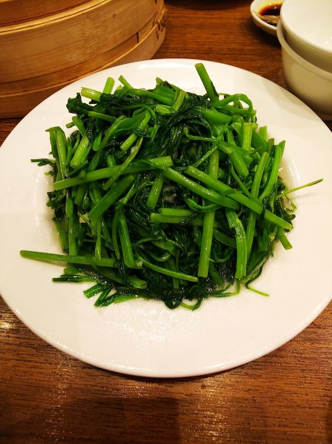 まずは、空芯菜炒めから。安定の美味しさ！