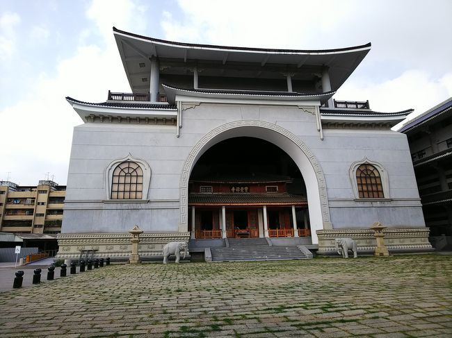 まずは、本堂にお参り。