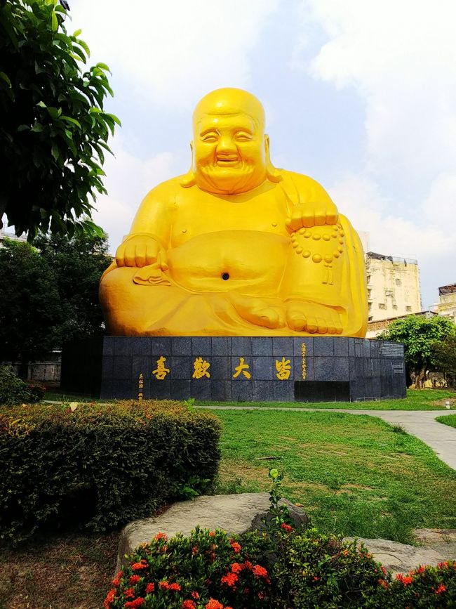 そして、裏に回ると巨大な金ピカの布袋様が！