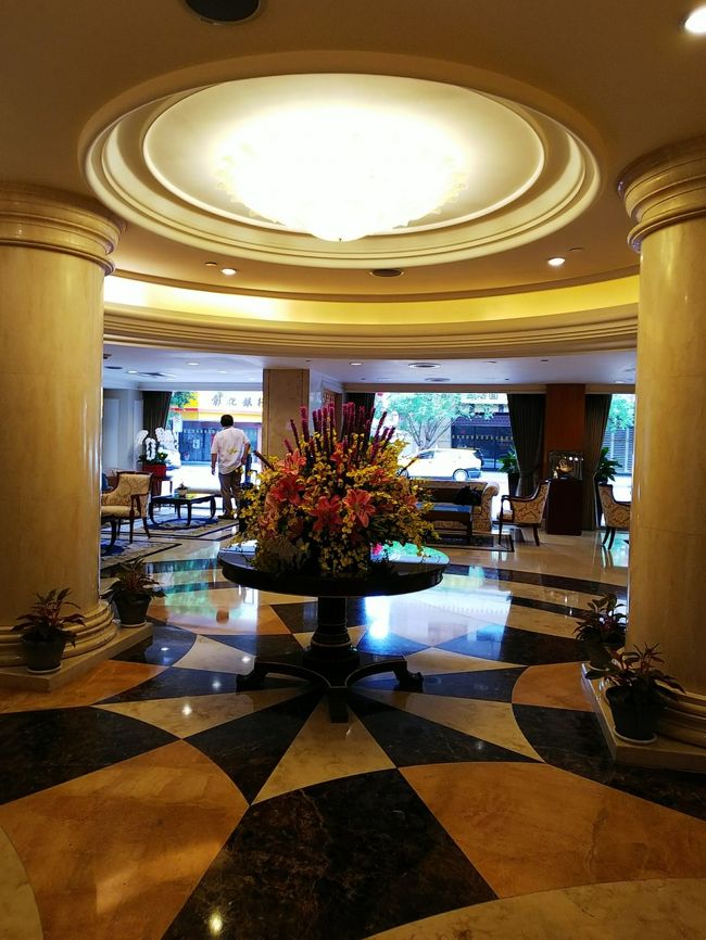 予定より若干遅れましたが、予約したインペリアルホテルにチェックイン。