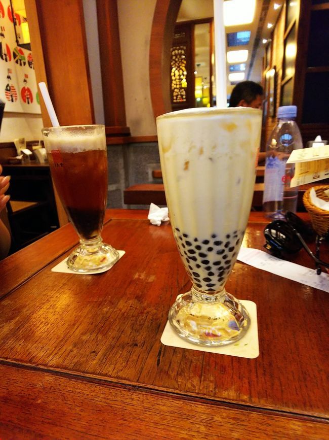 娘は、タピオカアイスティ。私は、タピオカジャスミンミルクティをオーダー。<br />大粒のタピオカがモチモチー(๑´ㅂ`๑)♡*.+゜<br />娘も「日本のタピオカと全然違う！？」とすっかり気に入った様子。良かった♪良かった♪