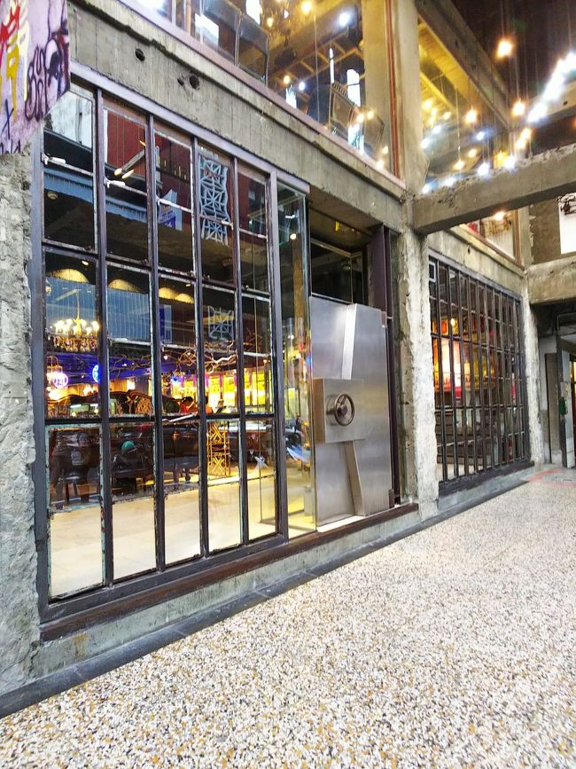 入り口には、銀行時代に使っていた大金庫の扉が残っています。