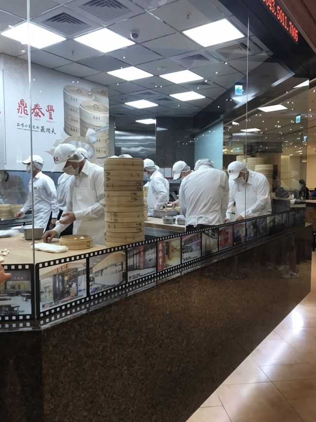 ここでも、ガラス越しに小籠包作りを見ることができます。