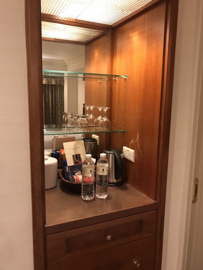 ミネラルウォーターは、1人1本ずつ　毎日補充されます。オヤツにクッキーも置いてありました。<br />ひと休みしたので、夕飯を食べに行きます。