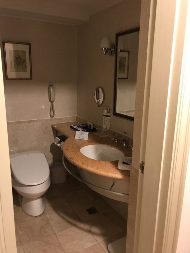 洗面＆トイレ　隣に足がのばせる大きさのバスタブ付きお風呂＆シャワーがあります。