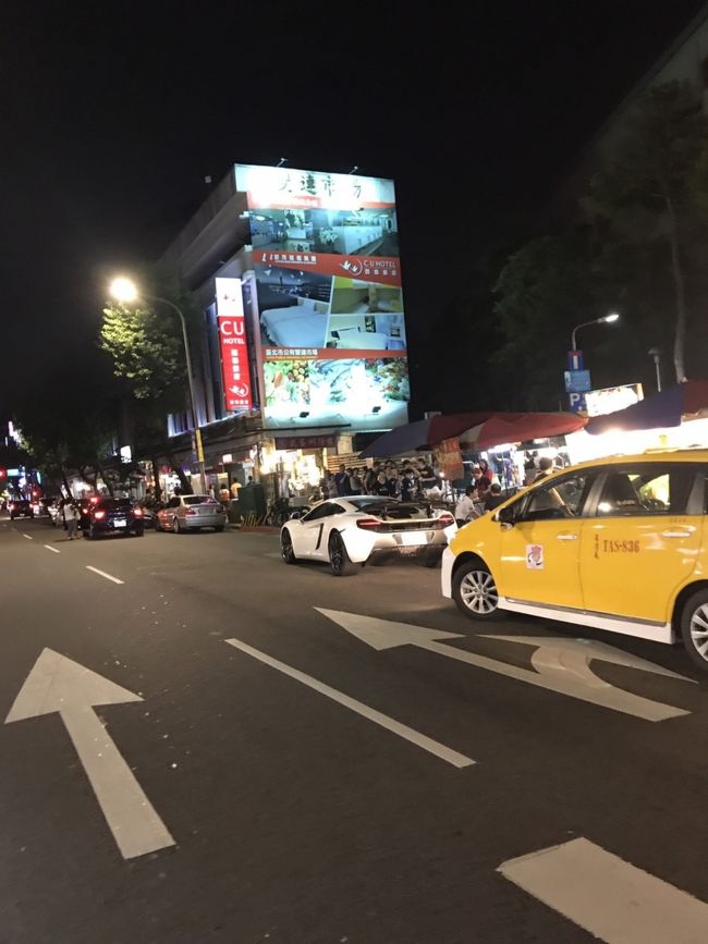 冰讃から徒歩で、寧夏路夜市に向かいます。