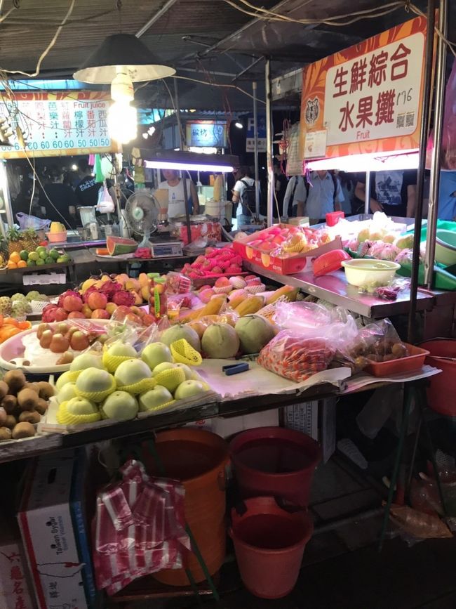 ◟(∗ˊᗜˋ∗)◞わぁ　美味しそうなフルーツがいっぱい！　娘が、釈迦頭（しゃかとう）を是非食べてみたい　と言うので一つお買上げ。