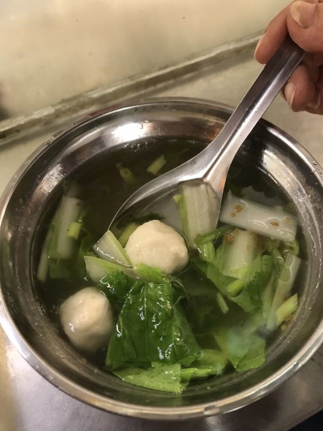 そんな中から、まずは魚丸湯（魚のつみれスープ）を。このつみれ、プリプリ！