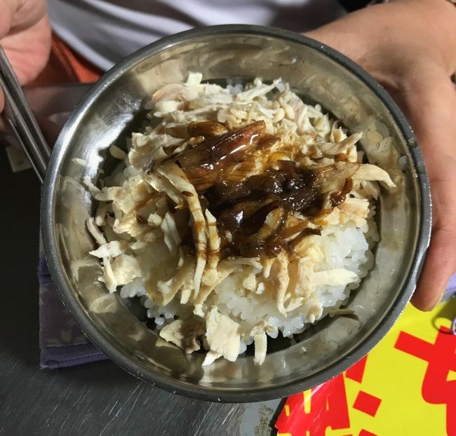 私は、鷄肉飯を頼み　寧夏路夜市を満喫しました！　あー　美味しかった♪(∩^ω^∩)<br />帰りはタクシーでホテルまで戻り、隣のマッサージ屋さんで　足湯＋足裏マッサージ40分　500元で疲れを癒やしました。(*´ο`*)=3 ふぅ<br />部屋に戻って気がついた！　せっかく買った釈迦頭　タクシーに置き忘れてきちゃったよー<br />＿|￣|○ il||li←最後にやらかす人www<br />こんな母娘の珍道中は、まだまだ続く…<br /><br />明日は、1日高雄観光の予定でーす！(^o^)丿