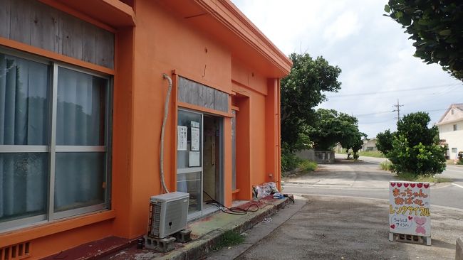 まっちゃんおばあのレンタサイクル屋さんがあります<br />ここでいつも自転車じゃなくバイクを借ります<br />なぜかというと、ほとんど平坦な黒島ですが牧草の草原がほとんどなので<br />向かい風が強くとても疲れるのでいつもバイクを借りるようにしてます