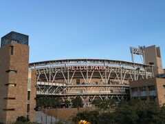 滞在3日目は12月31日。朝ランでSan Diegoの街周辺を巡ろう。
Petco Park。San Diego Padresのホーム球場。今は野球はオフシーズン。いつか生で見たいな、MLB