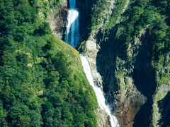 美女平からは立山高原バスで、室堂平へ。
途中、バスは称名滝の見える展望台で、停車してくれました。車窓からの風景。