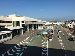 何とかフライト1時間前に到着！
チェックインカウンターで今日の分の発券をします。
昨日逆に予約して辱めを受けたGSさんの様な気が…。
顔は笑ってますが、瞳の奥にコイツ今日も乗るのかよって書いてありますよ～。