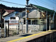 14:27　沢渡駅に着きました。（岡谷駅から52分）

飯田線では珍しく木造の駅舎が残っています。（2017年度中には取り壊しが決まっています）

難読駅名で「さわど」ではなく「さわんど」と読みます。

沢渡駅を発車するとJR最急勾配区間（40パーミル）を通過します。

※パーミル（‰）とは、勾配を表す単位で、1000m進んで40m上がります（下がる）。