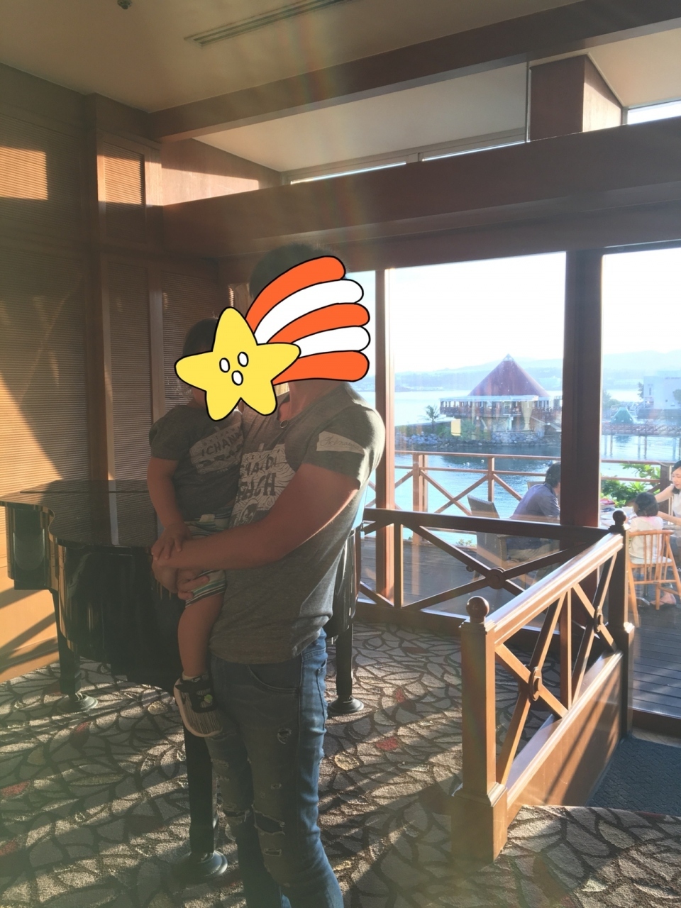 最終日はフォーシーズンへ
7時半頃に行ったら並んでいて、中の朝食会場は満席。
入り口付近のバーカウンターなどがある辺りに通されました。
この後5組で完全に満席に。

ビーチサンダル・スリッパ禁。
だったのでスニーカーで行ったのですが、
ビーチサンダル(ホテル貸し出し)の人多数。
でした。朝は関係ないのかなー？