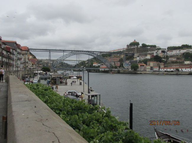 ドウロ川上流に大きな跨線橋が掛かっている。