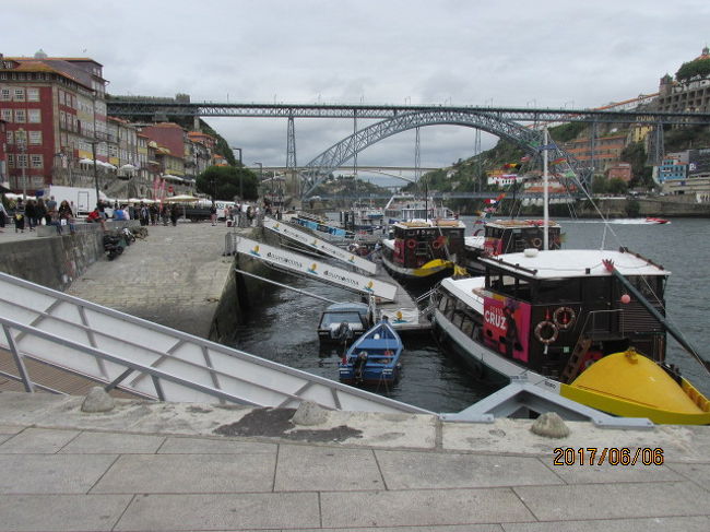 橋の手前で水上クルーズに乗り込む観光客。