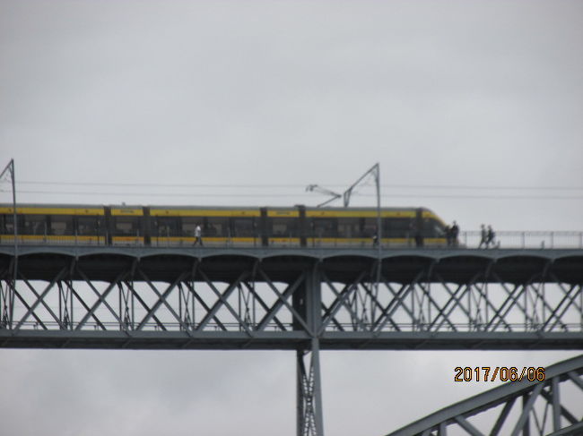 ああ、ここは鉄橋にもなっているんだ。地下鉄が走っている。