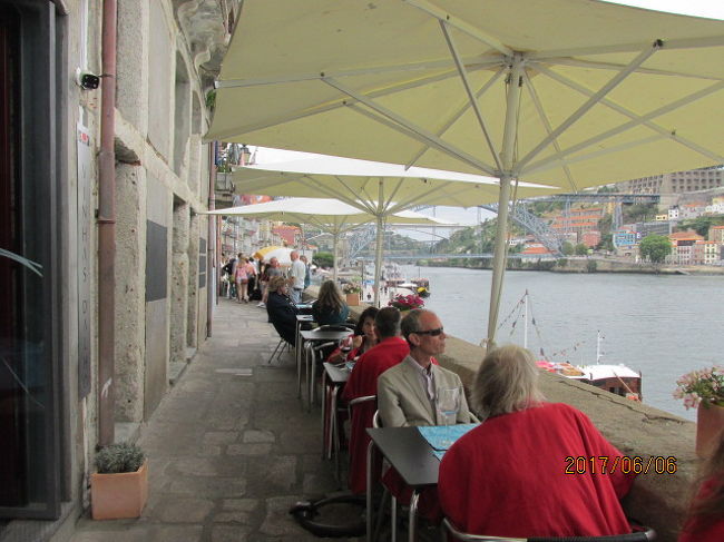 河岸テラスのレストランを通り抜け、上流の橋に向かう。