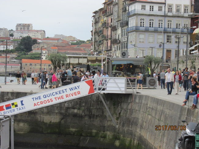 この辺りは観光スポット、沢山のツアー客が集まって来ている。