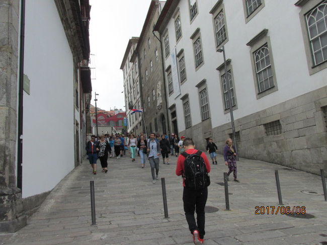 ああ、又沢山の観光客が向こうからやってきた。