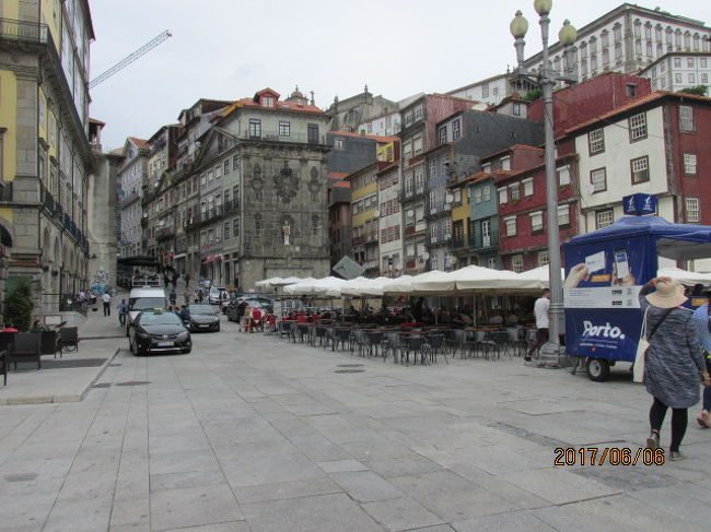 河岸には観光客相手のレストランが続く。