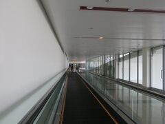 ハノイの空港
横に広く随分たくさん歩きました。
