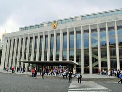 クレムリン大会宮殿。
ソ連時代であった１９６１年に政治的な大会様に建てられたホール。
６０００席ある巨大ホールで、今ではコンサートにも利用されています。

６０００席と言うと、東京の国際フォーラムや名古屋の愛知県体育館ぐらいのキャパですね。
NHKホールの２倍。武道館の半分と言う感覚です。