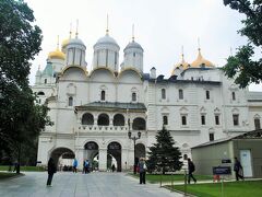 クレムリンの中にはたくさんのロシア正教の教会があります。

まずは１２使徒教会へ。
１７世紀にロシア正教の元来あるべき姿を総主教ニコンが説き、建てた聖堂です。
中には入れませんでした。
