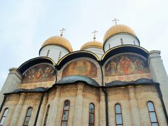 ウスペンスキー大聖堂から。。。
歴代皇帝の戴冠式や、大きなロシア正教の行事に使われてきた聖堂です。
14世紀から教会が立っていた場所らしいのですが、現在の聖堂は15世紀後半にウラジミールのウスペンスキー聖堂をコピーして建てたものです。
金ぴかドームが輝いています。