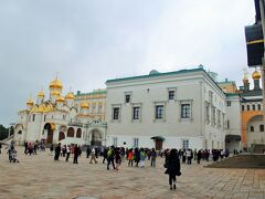 ウスペンスキー大聖堂を出ると正面には
グラノヴィータヤ宮殿があります。
１５世紀後半、イワン大帝が迎賓館として建設。
新生ロシアの国力を誇示しました。