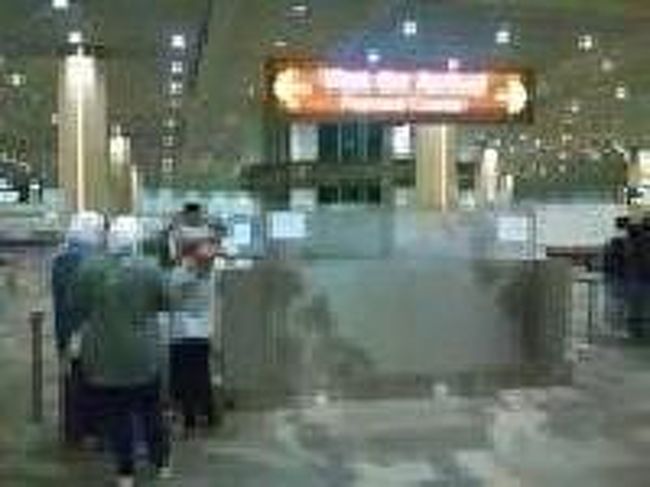 [２０１４/８/９]<br /><br />こちらがアライバル・ビザのカウンターです。<br />こちらで25ドルを渡すと、「35ドル！」と言われた。<br />おかし～な、地球の歩き方では25ドルになっていたのにな～と思いながら35ドル渡した。