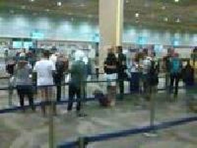 [２０１４/８/９]<br /><br />審査場は広々としていてストレスが溜まらないです。<br />それに朝3時頃ですからね。まだ旅行者は少ないです。