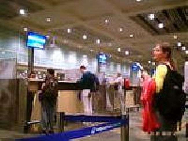 [２０１４/８/９]<br /><br />入国時に、旅券・出入国カードとビザ代の領収書を提出しました。<br /><br />インドネシアの出入国カードの記入例<br />https://www.jal.co.jp/tabi/info/ed/asi/id.html