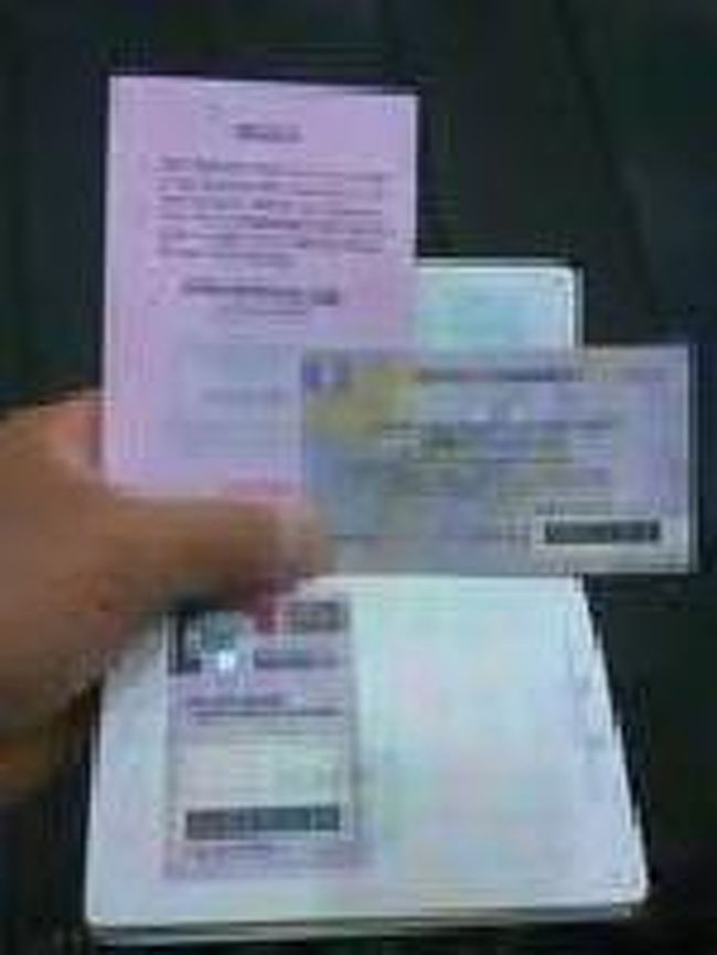 [２０１４/８/９]<br /><br />旅券に30日有効のビザのシールが貼られ、そこに入国スタンプが押されていました。一緒にビザ代のレシートの半券と出入国カードの半分(出国カード)が返ってきました。