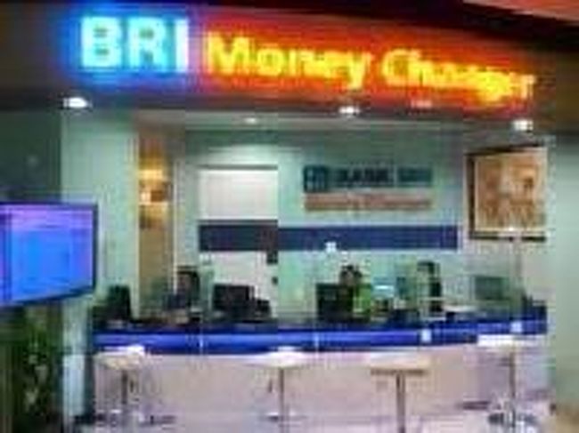 [２０１４/８/９]<br /><br />出てすぐ右手側に両替所があります。<br />2014/8/9の時点で、1ドル＝11400ルピア、1円＝111ルピアでした。今回、インドネシアではドル払いは一度もなかったです。