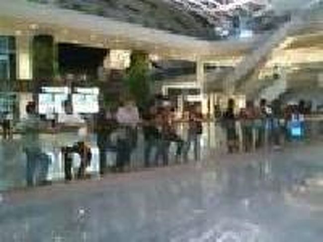 [２０１４/８/９]<br /><br />出口の反対側に出迎えの人たちがいます。でも柵の反対側へ行くには、出口は別の場所にあります。