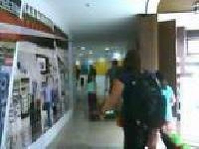 [２０１４/８/９]<br /><br />回りこんでいくと、やっと到着ホールです。ここではタクシーの運ちゃん達が待ち構えています。