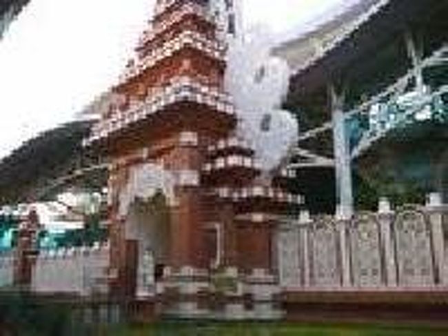 [２０１４/８/９]<br /><br />朝になったので空港内を散策することに。<br /> 到着ホールの反対側に壁があり、中央には神殿のような門がありました。写真は門を出て外から空港を見たところ。<br />バリ島の空港だけに、神殿のイメージのようですね。さらに驚いたのは空港の大きさ。首都ではなく、一地方の空港にしては大きすぎないだろうか？と思えるほどでした。<br /> 空港の前には道路が走っていて、主にタクシー、ホテルの送迎バスや観光バスの発着に使われています。クタ市内へ向かう路線バスやべモ乗り場などはありませんでした。
