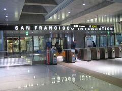 サンフランシスコへ到着。しかし、到着位置がイマイチ把握できません。空港内は広く、AIR TRAINと呼ばれる空港内循環電車が運行しています。BARTへは「Garage G」というポイント又は、インターナショナルターミナルで降りて乗り換えです。
