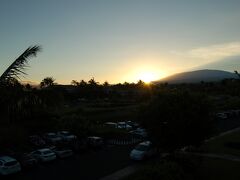 ９月２２日、今日ハワイ島を離れます。

マウナケアの山裾からの朝日が眩しいです。
今日も天気は良さそうです。

飛行機は夕方の６時なので、ギリギリまで観光します。